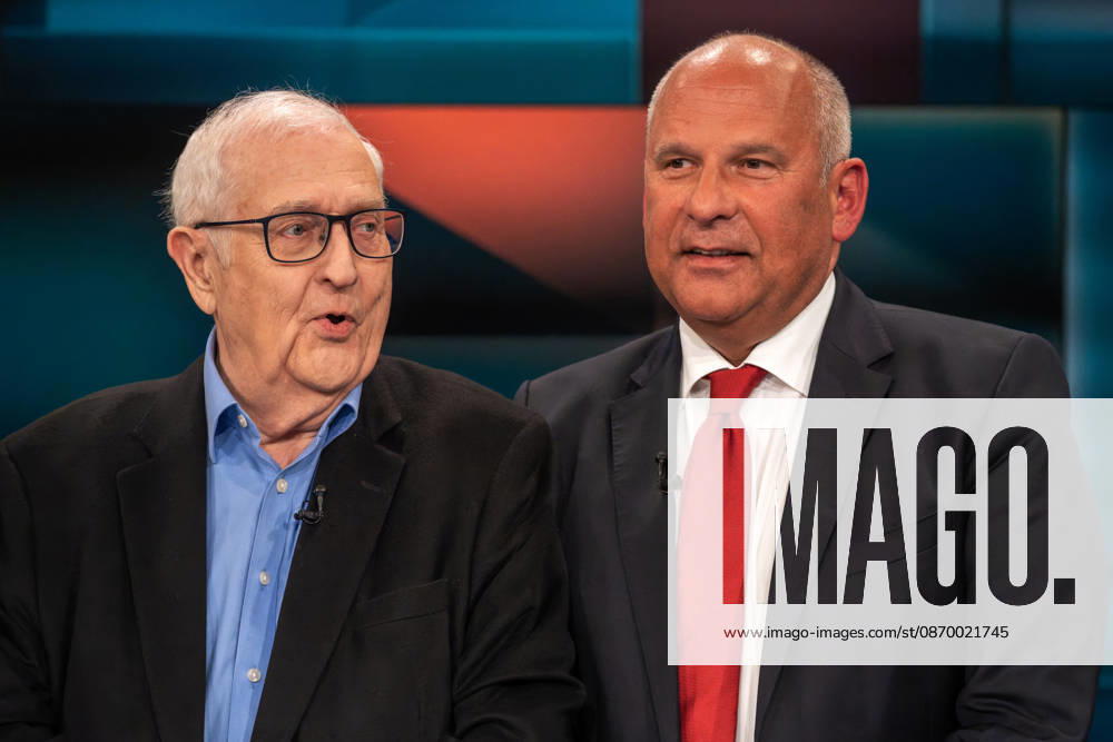 Hart aber Fair aus Köln am 19. Oktober 2026. Im Bild Rainer Brüderle, Präsident des Bundes der Steuerzahler Rheinland-Pfalz und ehemaliger Bundeswirtschaftsminister (FDP, links) mit dem hessische Innenminister Roman Poseck (CDU). Sie sind viele auch im internationalen Vergleich. Und ihre Privilegien kosten die Bürger eine Menge Geld. Die Gäste von Louis Klamroth diskutierten darüber, ob sich Deutschland noch Beamte leisten kann oder muss. An welcher Stelle ist das Beamtentum noch sinnvoll? Köln Nordrhein-Westfalen Deutschland