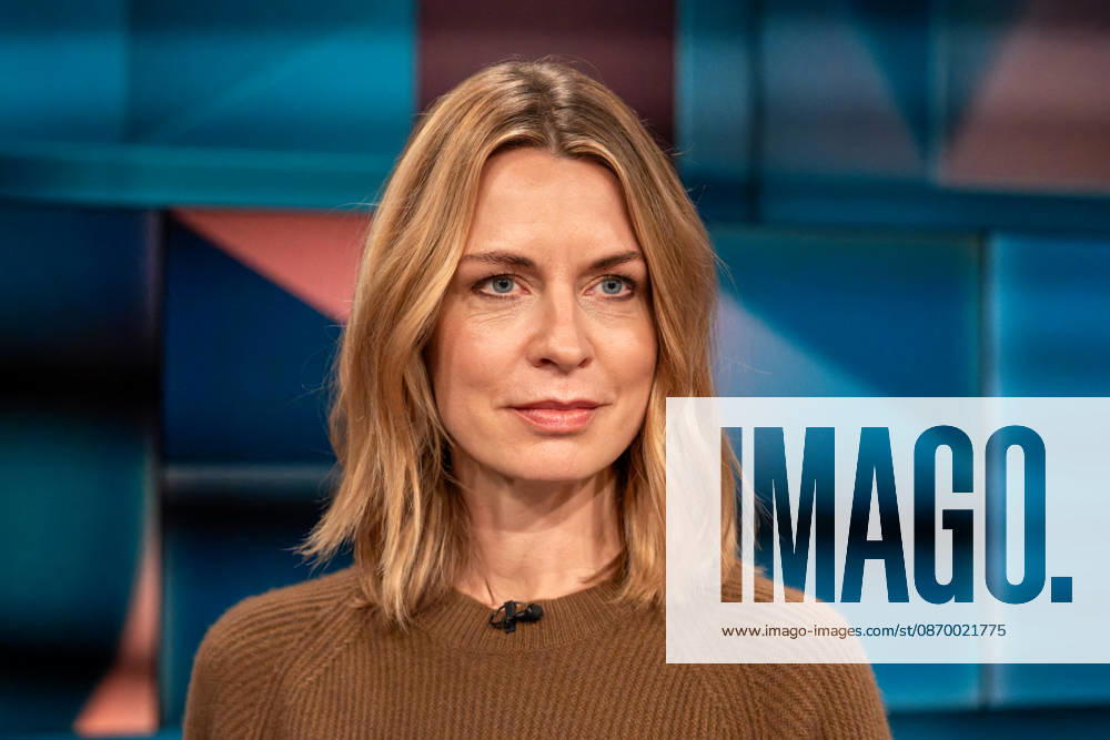 Hart aber Fair aus Köln am 19. Oktober 2026. Im Bild Jessy Wellmer. Die Tagesthemen-Moderatorin präsentiert die Doku Deutschland, deine Beamten: Zeit für Reformen?. Sie sind viele auch im internationalen Vergleich. Und ihre Privilegien kosten die Bürger eine Menge Geld. Die Gäste von Louis Klamroth diskutierten darüber, ob sich Deutschland noch Beamte leisten kann oder muss. An welcher Stelle ist das Beamtentum noch sinnvoll? Köln Nordrhein-Westfalen Deutschland