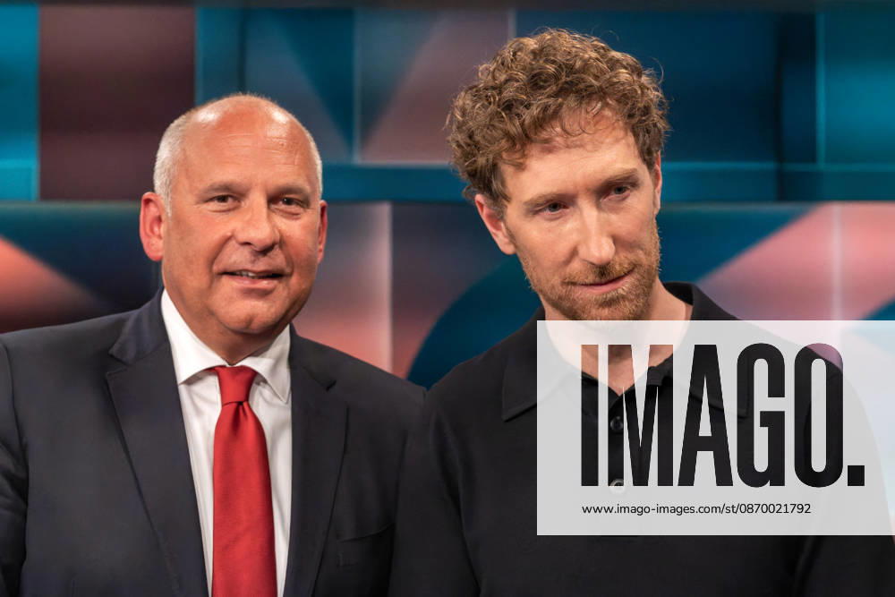 Hart aber Fair aus Köln am 19. Oktober 2026. Im Bild Gastgeber Louis Klamroth (rechts) mit dem hessischen Innenminister Roman Poseck (CDU). Sie sind viele auch im internationalen Vergleich. Und ihre Privilegien kosten die Bürger eine Menge Geld. Die Gäste von Louis Klamroth diskutierten darüber, ob sich Deutschland noch Beamte leisten kann oder muss. An welcher Stelle ist das Beamtentum noch sinnvoll? Köln Nordrhein-Westfalen Deutschland