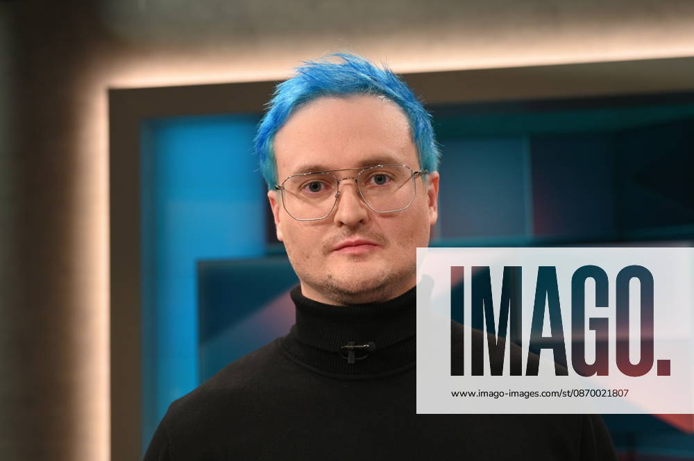 Lehrer Nicolas Schmelzer, verbeamteter Lehrer an einer Gesamtschule, als Herr Schmelzer auf TikTok bekannt , zu Gast in der ARD Talkshow Hart aber Fair mit dem Thema Lehrer, Polizisten, Verwaltung: Wozu brauchen wir noch Beamte?