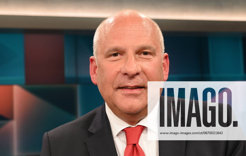 Politiker Roman Poseck, CDU, Hessischer Innenminister, zu Gast in der ARD Talkshow Hart aber Fair mit dem Thema Lehrer, Polizisten, Verwaltung: Wozu brauchen wir noch Beamte?