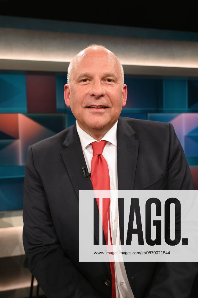 Politiker Roman Poseck, CDU, Hessischer Innenminister, zu Gast in der ARD Talkshow Hart aber Fair mit dem Thema Lehrer, Polizisten, Verwaltung: Wozu brauchen wir noch Beamte?