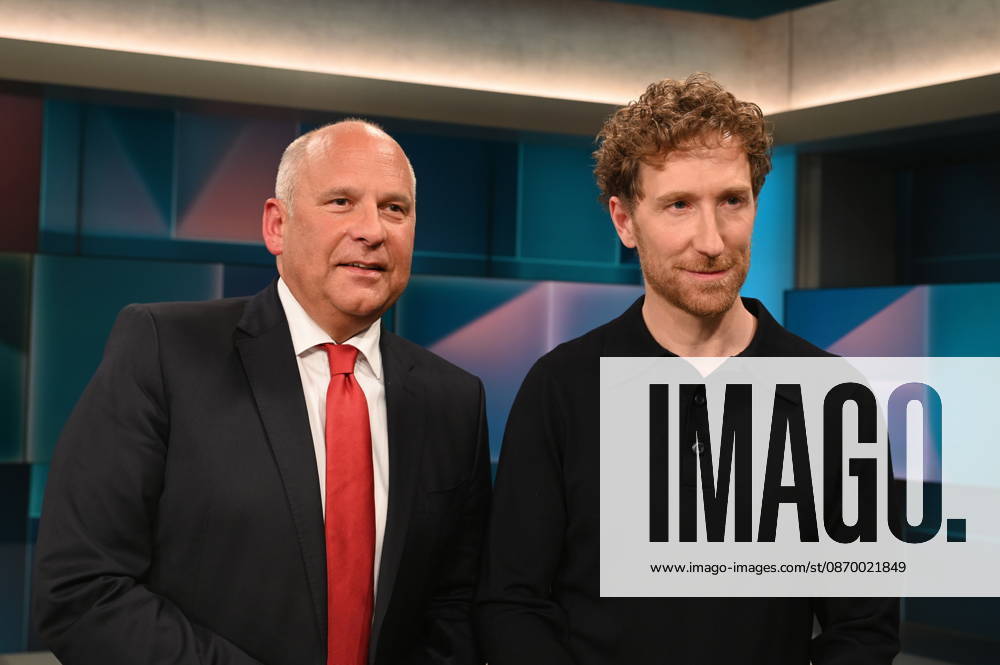 Politiker, Hessischer Innenminister Roman Poseck, CDU, , l-r, und Moderator Louis Klamroth zu Gast in der ARD Talkshow Hart aber Fair mit dem Thema Lehrer, Polizisten, Verwaltung: Wozu brauchen wir noch Beamte?