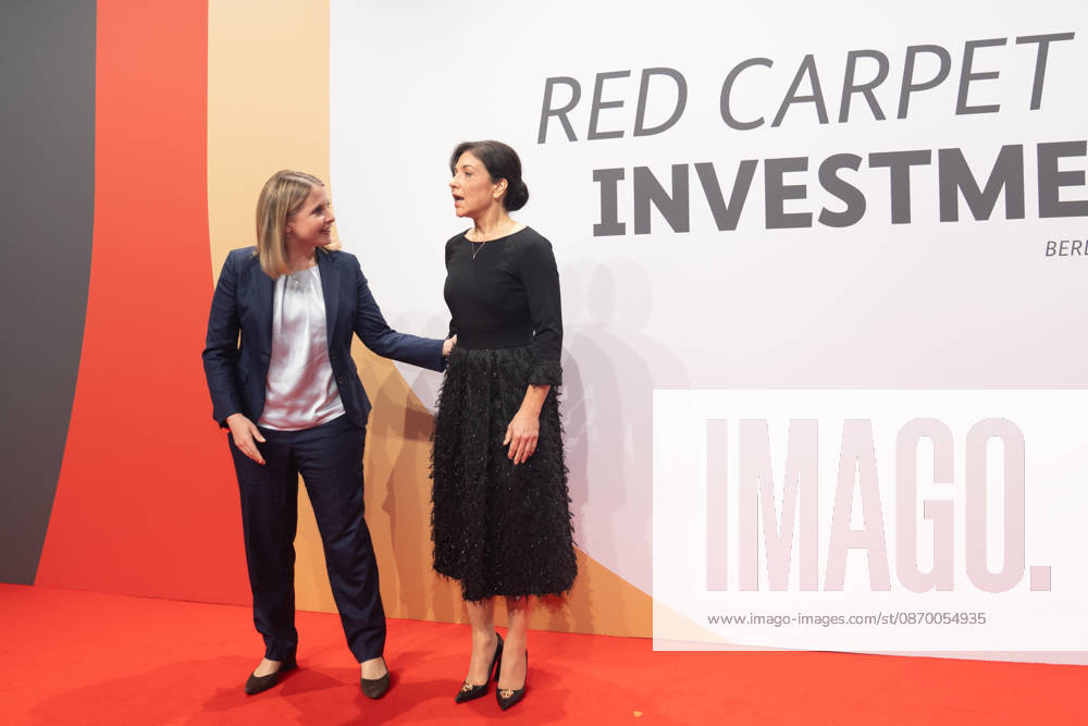 Bundesbauministerin Verena Hubertz (SPD) mit Katherina Reiche, Bundesministerin für Wirtschaft und Energie (CDU) - von links;Invest in Germany Summit 2026 - Red Carpet for Investments - Event Location Kraftwerk Berlin, Berlin Berlin Deutschland Kraftwerk Event Location