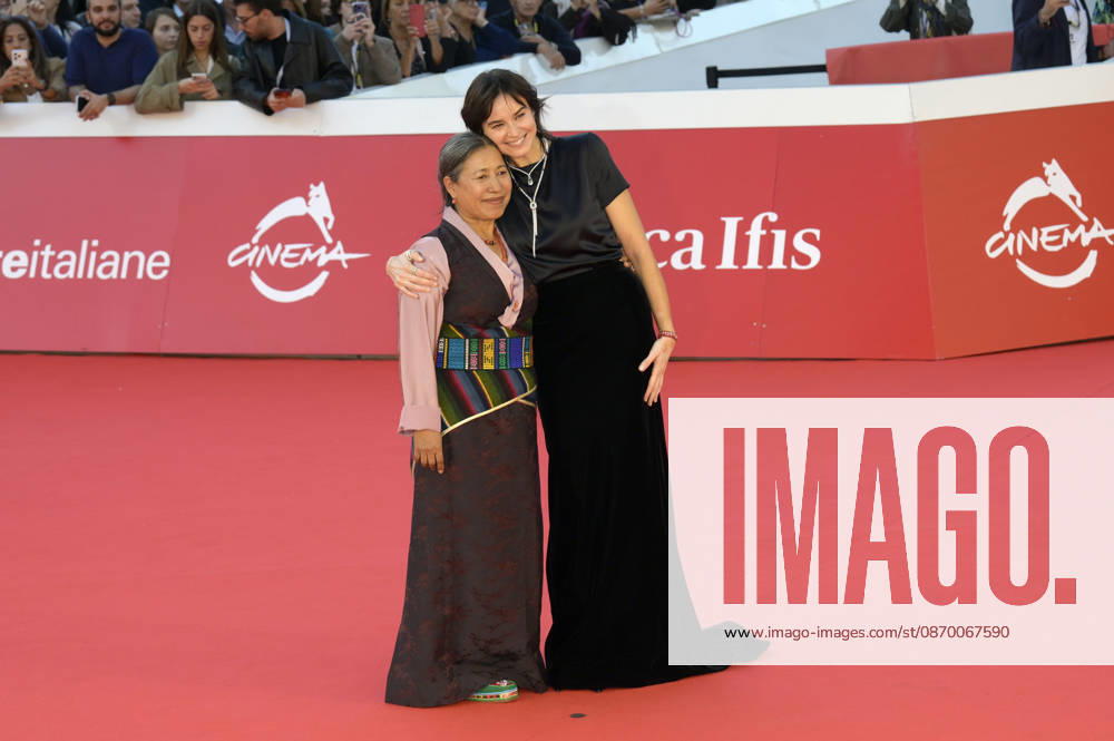 Kunzom Thakuri und Kasia Smutniak bei der Premiere des Dokumentarfilms Mustang auf dem 21. Internationalen Filmfestival von Rom Festa del Cinema di Roma 2026 im Auditorium Parco della Musica. Rom