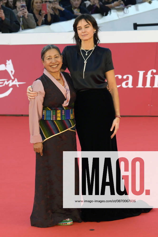 Kunzom Thakuri und Kasia Smutniak bei der Premiere des Dokumentarfilms Mustang auf dem 21. Internationalen Filmfestival von Rom Festa del Cinema di Roma 2026 im Auditorium Parco della Musica. Rom