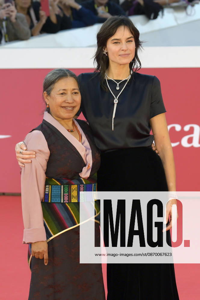 Kunzom Thakuri und Kasia Smutniak bei der Premiere des Dokumentarfilms Mustang auf dem 21. Internationalen Filmfestival von Rom Festa del Cinema di Roma 2026 im Auditorium Parco della Musica. Rom