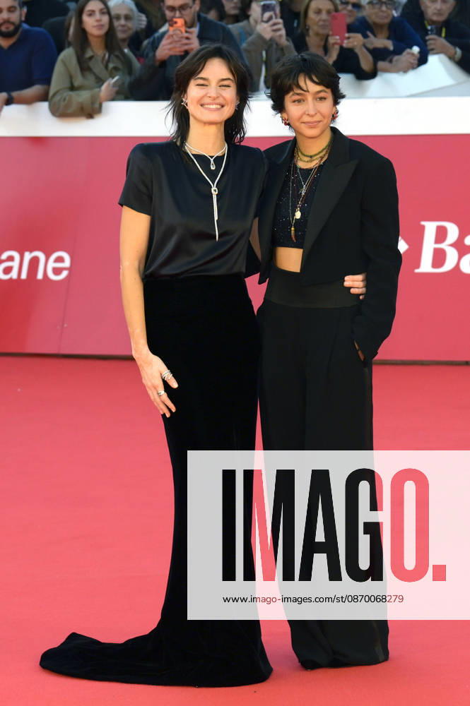 Kasia Smutniak mit Tochter Sophie Taricone bei der Premiere des Dokumentarfilms Mustang auf dem 21. Internationalen Filmfestival von Rom Festa del Cinema di Roma 2026 im Auditorium Parco della Musica. Rom