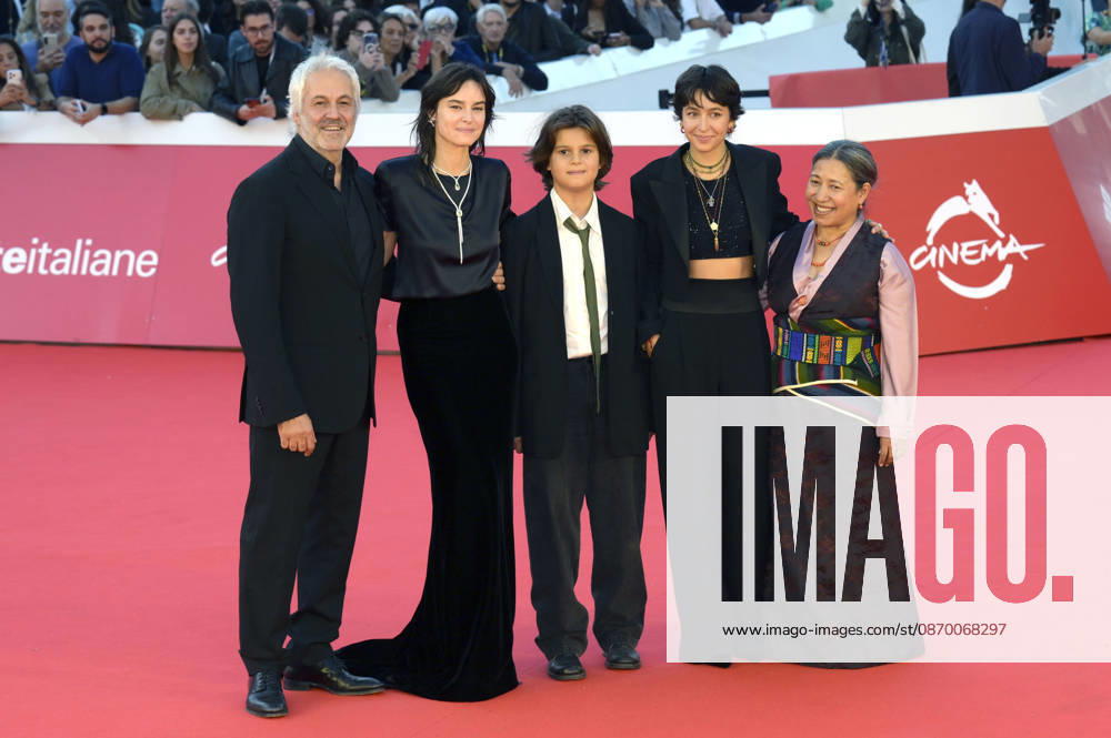 Domenico Procacci, Kasia Smutniak, Leone Procacci, Sophie Taricone und Kunzom Thakuri bei der Premiere des Dokumentarfilms Mustang auf dem 21. Internationalen Filmfestival von Rom Festa del Cinema di Roma 2026 im Auditorium Parco della Musica. Rom