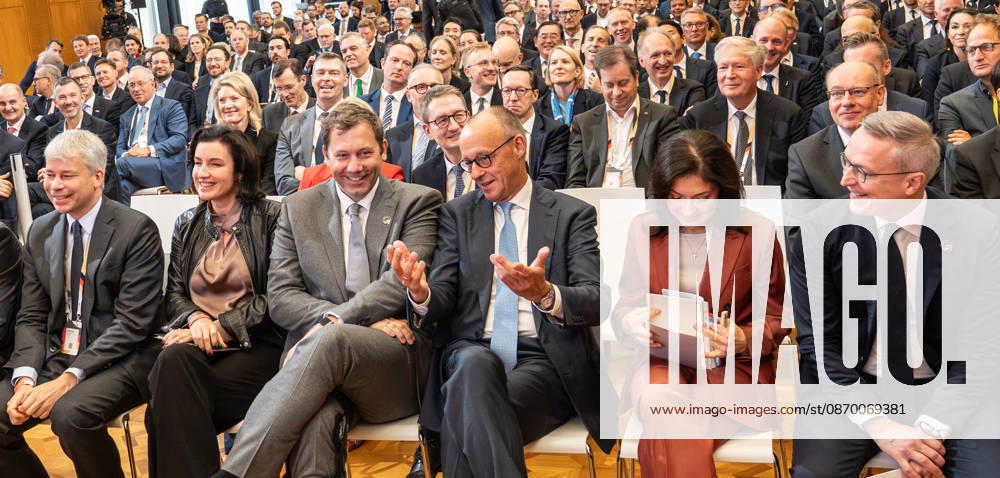 Steffen Bilger, Dorothee Bär, Lars Klingbeil, Friedrich Merz, Katherina Reiche, Karsten Wildberger (1. Reihe von links) - im ehemaligen Staatsratsgebäude der DDR wirbt die Bundesregierung um internationale Investionen;Invest in Germany Summit 2026 in der ESMT - European School of Management and Technology Berlin, Berlin Berlin Deutschland ESMT Berlin