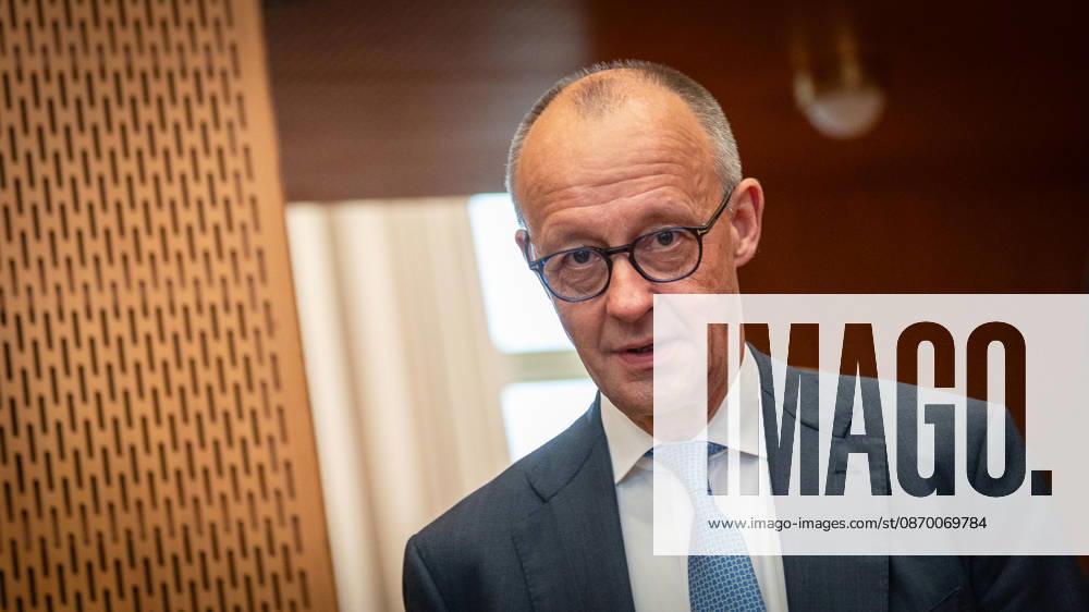 Bundeskanzler Friedrich Merz bei seiner Ankunft im Veranstaltungssaal im ehemaligen Staatsratsgebäude der DDR;Invest in Germany Summit 2026 in der ESMT - European School of Management and Technology Berlin, Berlin Berlin Deutschland ESMT Berlin