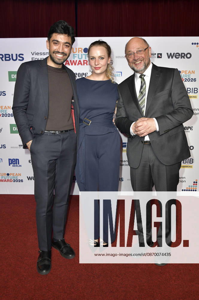 Milad Tabesch, Laura Wessbecher und Martin Schulz bei der Verleihung des European Future Award 2026 im Tipi am Kanzleramt. Berlin
