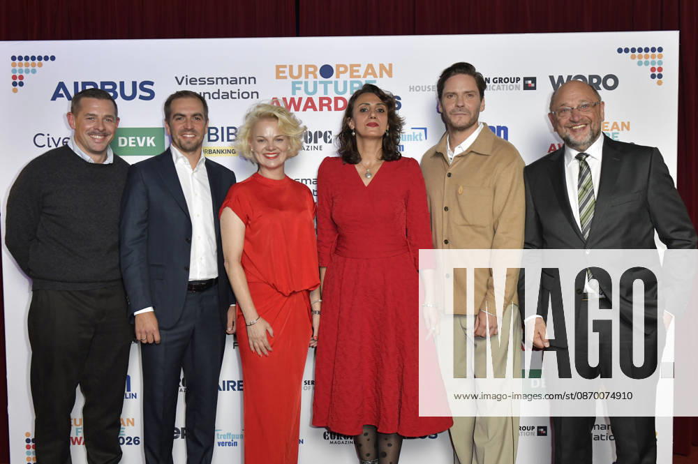 Klaas Heufer-Umlauf, Philipp Lahm, Anna Zeiter, Meral Simsek, Daniel Brühl und Martin Schulz bei der Verleihung des European Future Award 2026 im Tipi am Kanzleramt. Berlin