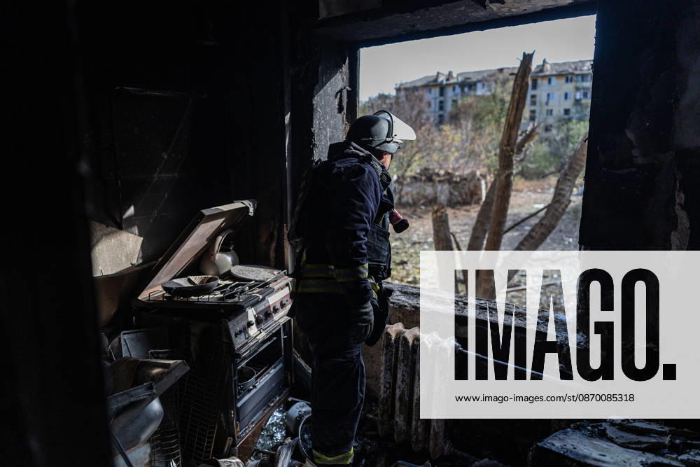 Russian airstrike hits residential building in Kramatorsk KRAMATORSK, UKRAINE - OCTOBER 20: Firefighters put out a fire following a Russian air strike on a residential building in Kramatorsk, Ukraine, on October 20, 2026. Diego Herrera Carcedo Anadolu Kramatorsk Ukraine. Editorial use only. Please get in touch for any other usage.