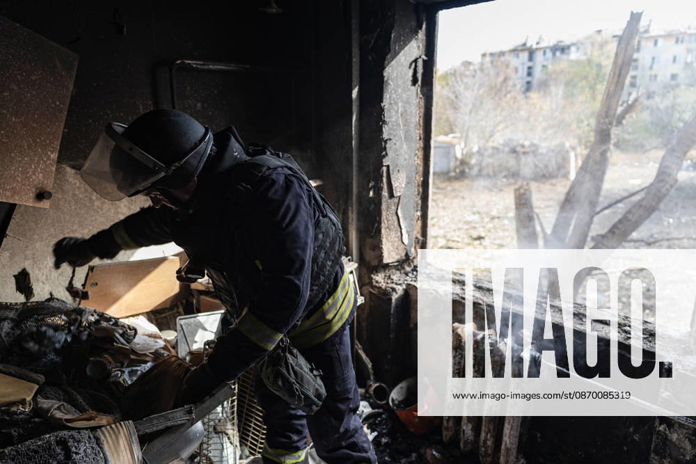 Russian airstrike hits residential building in Kramatorsk KRAMATORSK, UKRAINE - OCTOBER 20: Firefighters put out a fire following a Russian air strike on a residential building in Kramatorsk, Ukraine, on October 20, 2026. Diego Herrera Carcedo Anadolu Kramatorsk Ukraine. Editorial use only. Please get in touch for any other usage.