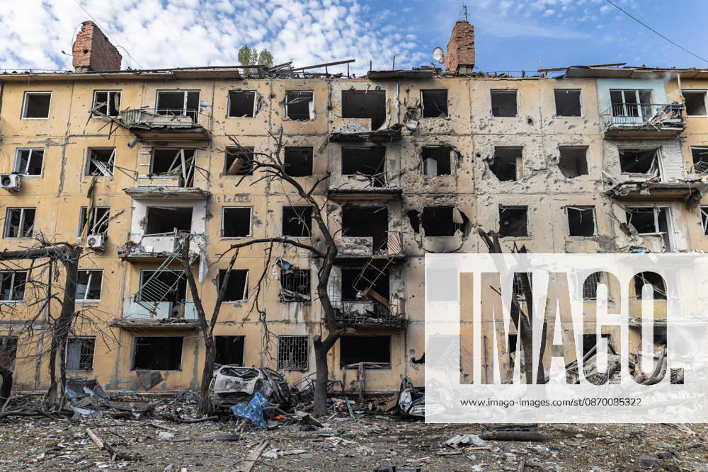 Russian airstrike hits residential building in Kramatorsk KRAMATORSK, UKRAINE - OCTOBER 20: Firefighters put out a fire following a Russian air strike on a residential building in Kramatorsk, Ukraine, on October 20, 2026. Diego Herrera Carcedo Anadolu Kramatorsk Ukraine. Editorial use only. Please get in touch for any other usage.