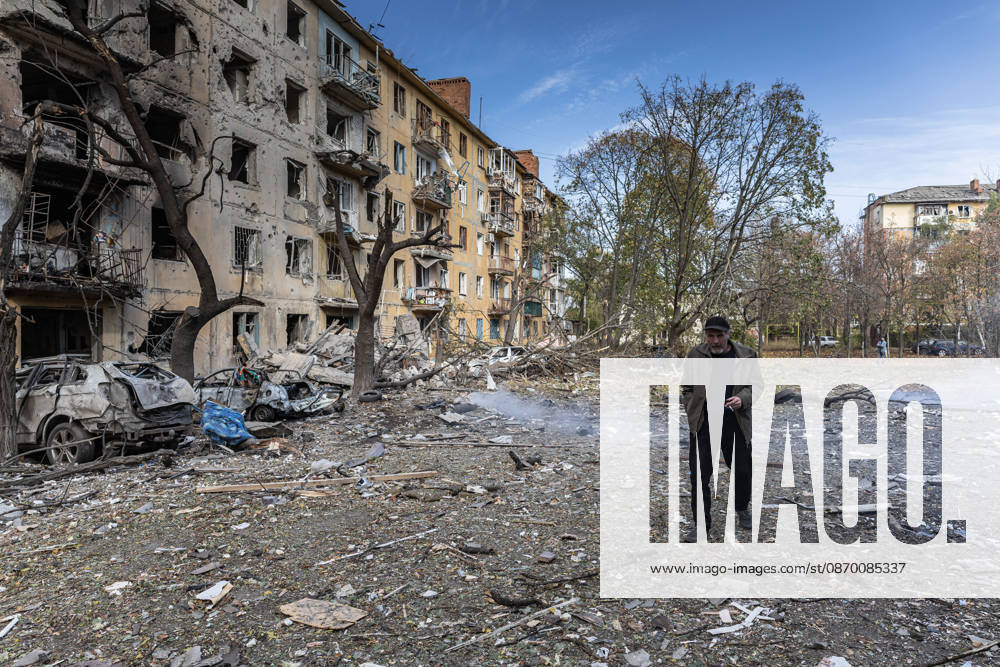 Russian airstrike hits residential building in Kramatorsk KRAMATORSK, UKRAINE - OCTOBER 20: A man walks past a damaged building following a Russian air strike on a residential block in Kramatorsk, Ukraine, on October 20, 2026. Diego Herrera Carcedo Anadolu Kramatorsk Ukraine. Editorial use only. Please get in touch for any other usage.