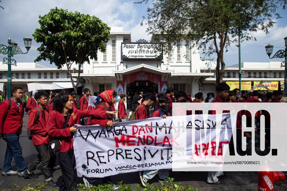 Yogyakarta students protest government YOGYAKARTA, INDONESIA - OCTOBER 20, 2026: Students gather at the Special Region of Yogyakarta (DIY) Regional People s Representative Council (DPRD) building during a protest against the central government, which has been in office for two years. Students from Muhammadiyah University of Yogyakarta (UMY) later marched to the Zero Kilometer Point in Yogyakarta to voice criticism of government policies they consider controversial and harmful to people s lives. Yogyakarta Indonesia