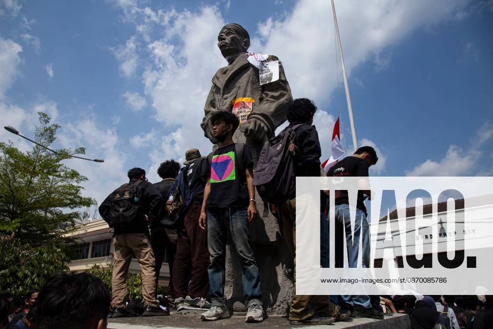 Yogyakarta students protest government YOGYAKARTA, INDONESIA - OCTOBER 20, 2026: Students gather at the Special Region of Yogyakarta (DIY) Regional People s Representative Council (DPRD) building during a protest against the central government, which has been in office for two years. Students from Muhammadiyah University of Yogyakarta (UMY) later marched to the Zero Kilometer Point in Yogyakarta to voice criticism of government policies they consider controversial and harmful to people s lives. Yogyakarta Indonesia