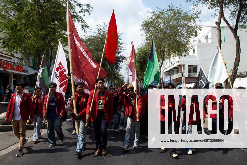 YOGYAKARTA, INDONESIA - OCTOBER 20, 2026: Students gather at the Special Region of Yogyakarta (DIY) Regional People s Representative Council (DPRD) building during a protest against the central government, which has been in office for two years. Students from Muhammadiyah University of Yogyakarta (UMY) later marched to the Zero Kilometer Point in Yogyakarta to voice criticism of government policies they consider controversial and harmful to people s lives. Yogyakarta Indonesia - ZUMAq101 20261020_zna_q101_078
