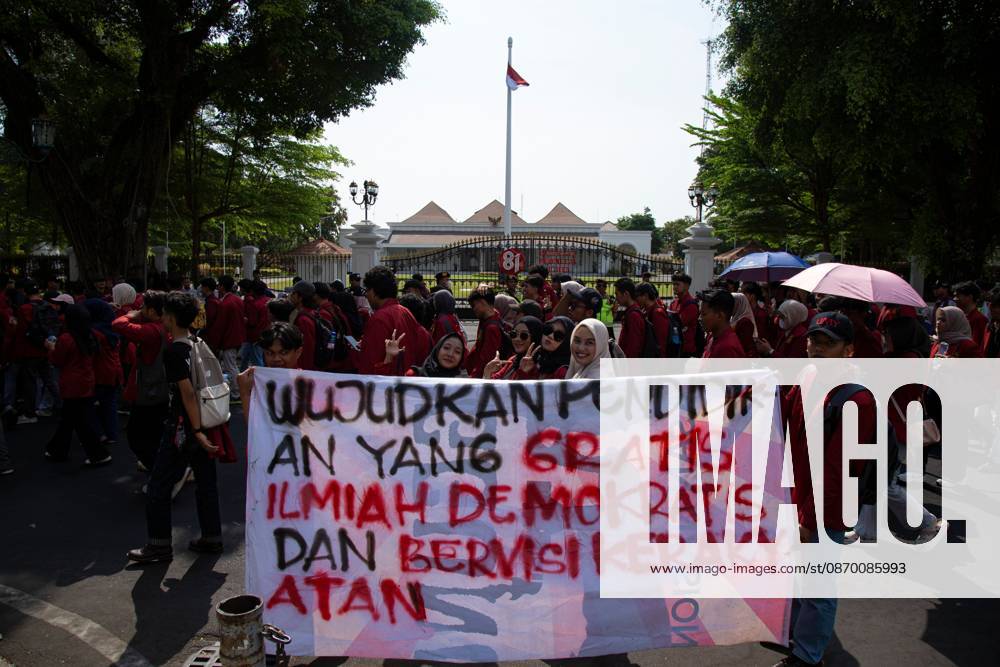 YOGYAKARTA, INDONESIA - OCTOBER 20, 2026: Students gather at the Special Region of Yogyakarta (DIY) Regional People s Representative Council (DPRD) building during a protest against the central government, which has been in office for two years. Students from Muhammadiyah University of Yogyakarta (UMY) later marched to the Zero Kilometer Point in Yogyakarta to voice criticism of government policies they consider controversial and harmful to people s lives. Yogyakarta Indonesia - ZUMAq101 20261020_zna_q101_079