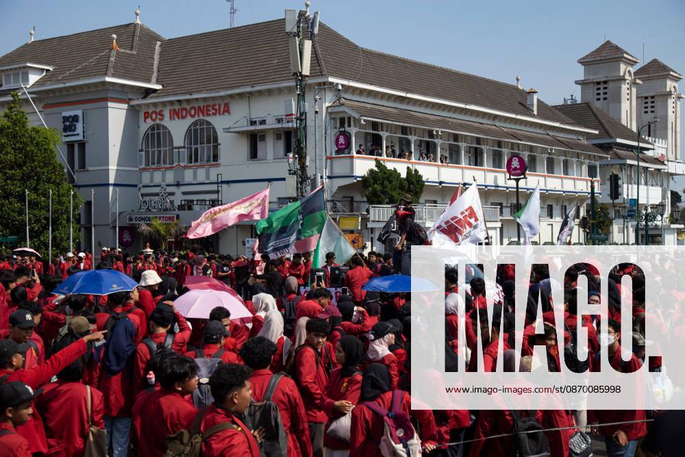 YOGYAKARTA, INDONESIA - OCTOBER 20, 2026: Students gather at the Special Region of Yogyakarta (DIY) Regional People s Representative Council (DPRD) building during a protest against the central government, which has been in office for two years. Students from Muhammadiyah University of Yogyakarta (UMY) later marched to the Zero Kilometer Point in Yogyakarta to voice criticism of government policies they consider controversial and harmful to people s lives. Yogyakarta Indonesia - ZUMAq101 20261020_zna_q101_076