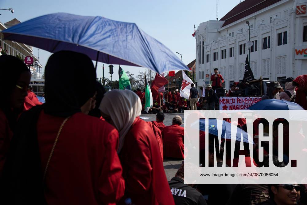 YOGYAKARTA, INDONESIA - OCTOBER 20, 2026: Students gather at the Special Region of Yogyakarta (DIY) Regional People s Representative Council (DPRD) building during a protest against the central government, which has been in office for two years. Students from Muhammadiyah University of Yogyakarta (UMY) later marched to the Zero Kilometer Point in Yogyakarta to voice criticism of government policies they consider controversial and harmful to people s lives. Yogyakarta Indonesia - ZUMAq101 20261020_zna_q101_085