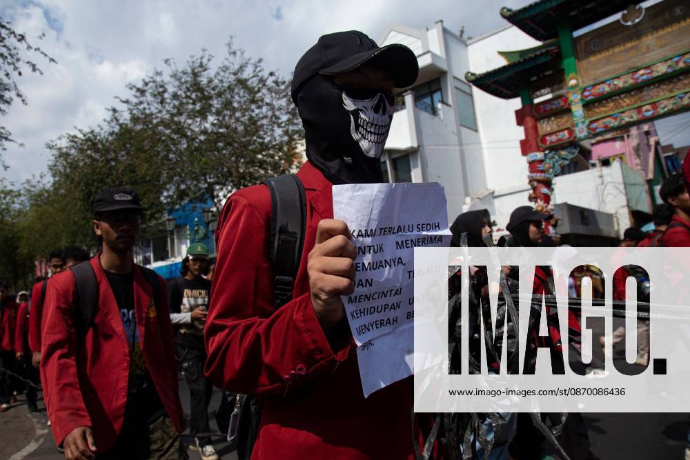 YOGYAKARTA, INDONESIA - OCTOBER 20, 2026: Students gather at the Special Region of Yogyakarta (DIY) Regional People s Representative Council (DPRD) building during a protest against the central government, which has been in office for two years. Students from Muhammadiyah University of Yogyakarta (UMY) later marched to the Zero Kilometer Point in Yogyakarta to voice criticism of government policies they consider controversial and harmful to people s lives. Yogyakarta Indonesia - ZUMAq101 20261020_zna_q101_088