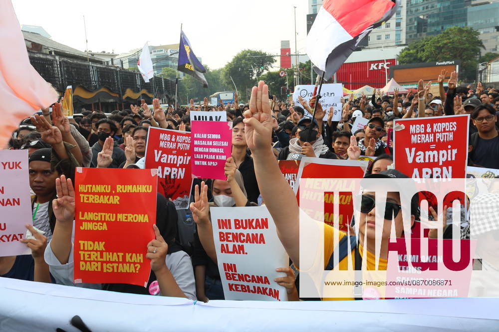 Jakarta, Central Jakarta, jakarta: Students and civil society groups stage a protest at Tugu Tani, Central Jakarta, voicing concerns over government policies, environmental issues, and social inequality. Jakarta jakarta - ZUMAp146 20261020_zap_p146_026