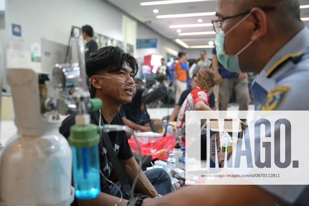 (261020) -- BANTEN, Oct. 20, 2026 -- A rescued passenger gets medical treatment after the ferry caught fire near Merak Besar Island in Banten Province, Indonesia, Oct. 20, 2026. A passenger ferry caught fire in waters off Merak, at the western tip of Indonesia s Java island, on Tuesday afternoon, with evacuation efforts underway, the Banten Search and Rescue Agency told Xinhua. The ferry caught fire near Merak Besar Island in Banten province, the agency said, adding that authorities were focusing on evacuating those aboard. The number of passengers and crew on board, possible casualties and the cause of the fire were not immediately known. (Photo by Xinhua) INDONESIA-BANTEN-FERRY-FIRE-AFTERMATH AlxFarabi