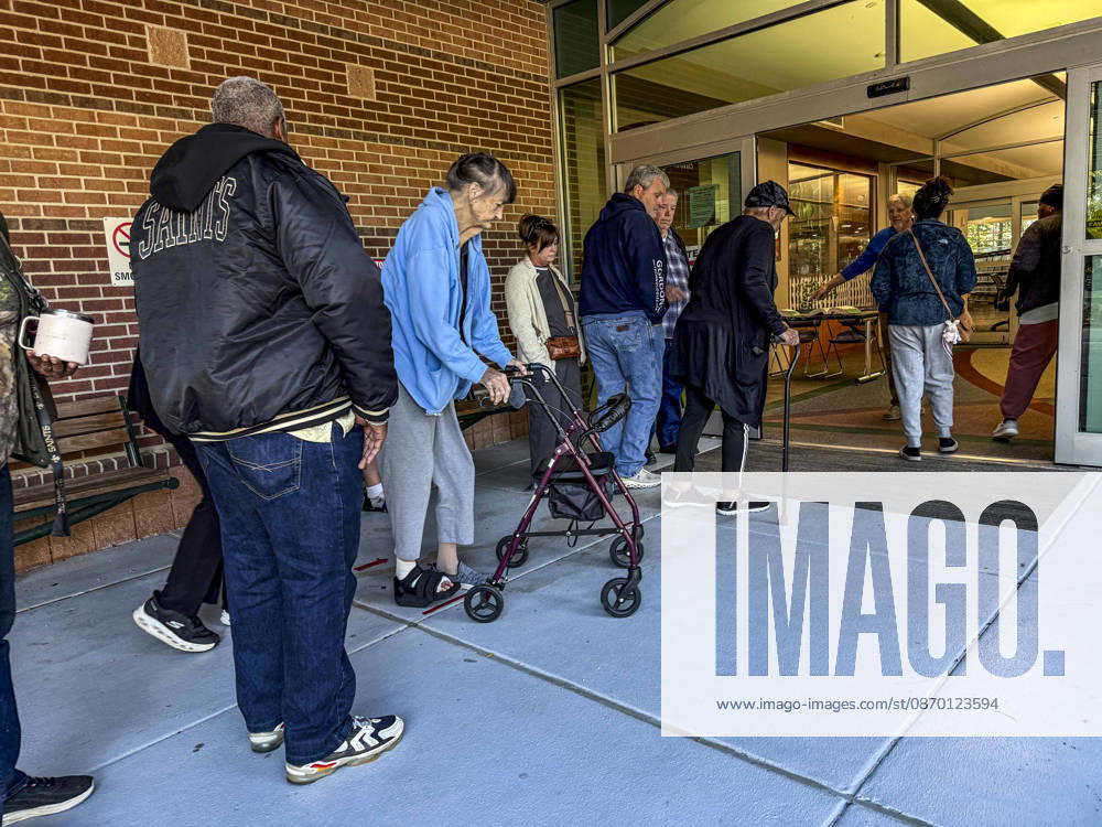 Polls open on the first day of early vote in Louisiana. Those needing assistance are moved to the front of the line. Voters are casting their ballots in a highly watched Senate race and in redrawn congressional districts due to the U.S. Supreme CourtÕs Louisiana v. Callais decision, which struck down the stateÕs Congressional map that had created a second majority-Black district. Shreveport USA - ZUMAd155 20261020_znp_d155_021