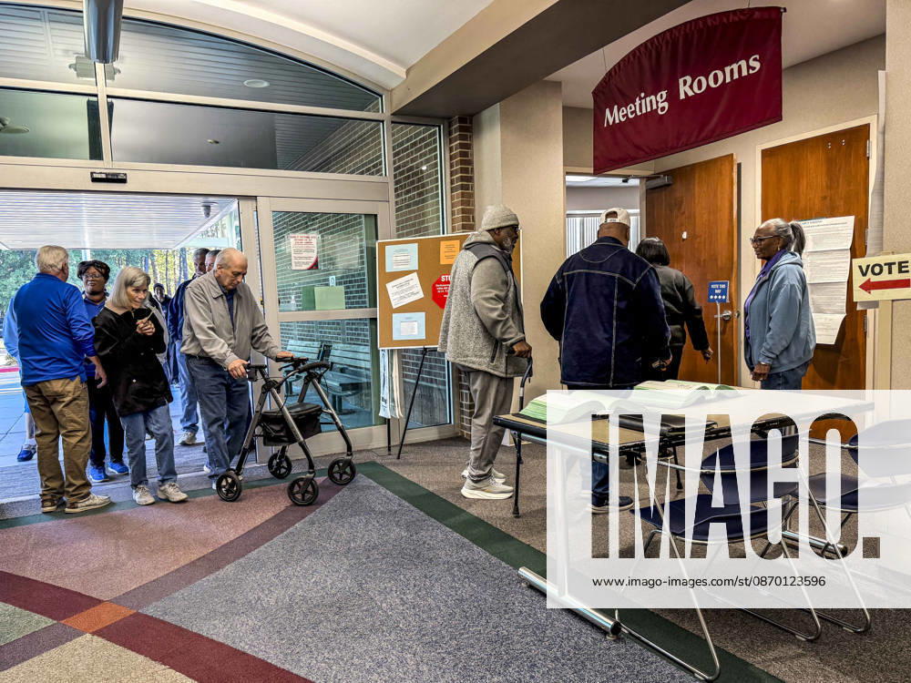 Polls open on the first day of early vote in Louisiana. Those needing assistance are moved to the front of the line. Voters are casting their ballots in a highly watched Senate race and in redrawn congressional districts due to the U.S. Supreme CourtÕs Louisiana v. Callais decision, which struck down the stateÕs Congressional map that had created a second majority-Black district. Shreveport USA - ZUMAd155 20261020_znp_d155_022