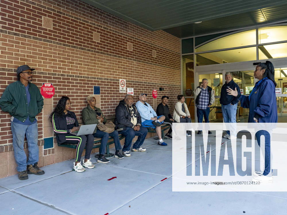 RACHEL WILLIS-BROWN of the Caddo Parish Registrar of Voters explains voting procedures to those waiting in line before the opening of polls on the first day of early vote in Louisiana. Shreveport USA - ZUMAd155 20261020_znp_d155_014