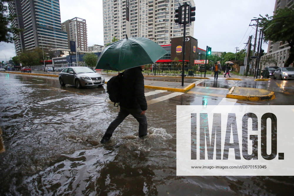 Santiago, October 20, 2026: Flooding at the intersection of Irarrazaval and Lo Encalada streets during the storm front affecting the metropolitan region. Jonnathan Oyarzun, Aton Chile, Santiago, Chile. Aton 1201205