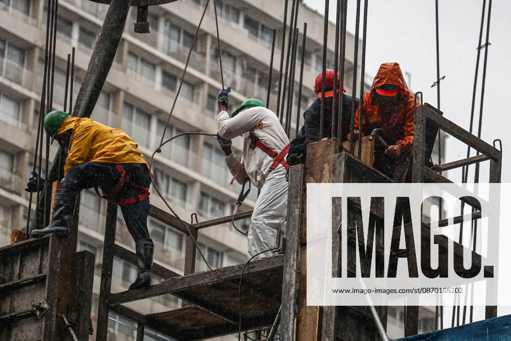 Heavy rainfall triggers red alert and emergency evacuations in Chile SANTIAGO, CHILE – OCTOBER 20: Construction workers labor in the rain in Santiago, Chile, on October 20, 2026. On Tuesday, Chile declared a red alert for the Metropolitan Region due to heavy rainfall, marking the wettest October in Santiago in over a century. Lucas Aguayo Araos Anadolu Talagante Chile. Editorial use only. Please get in touch for any other usage.