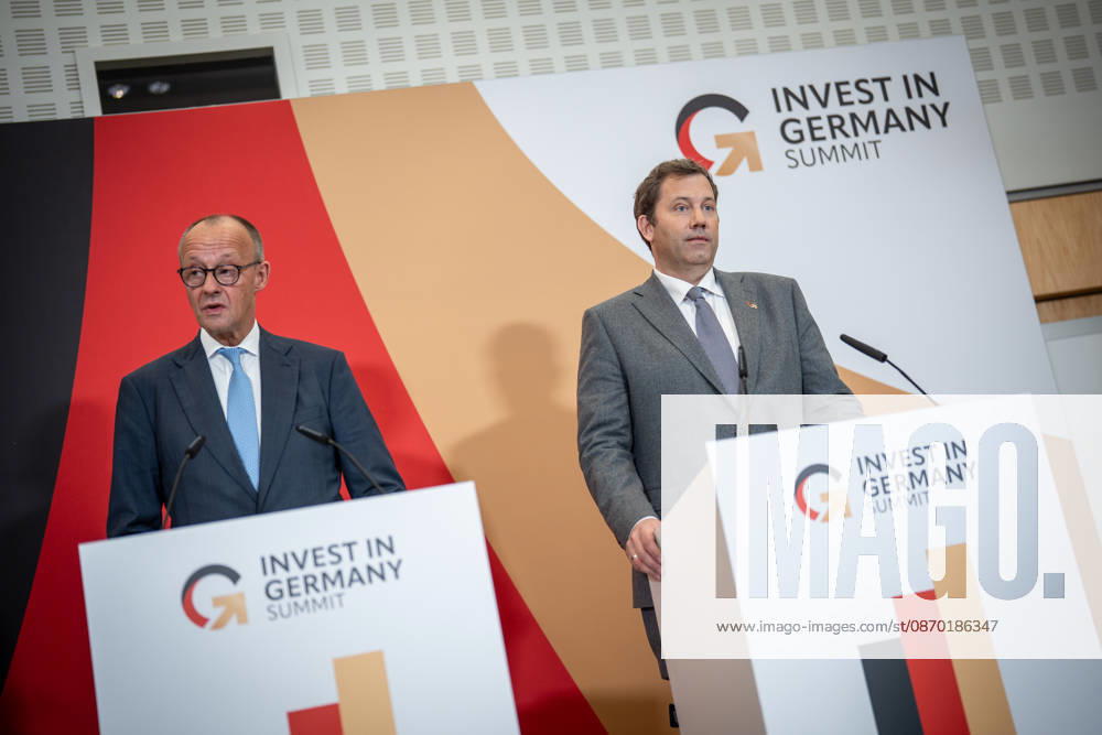 Bundeskanzler Friedrich Merz mit Bundesfinanzminister Lars Klingbeil (von links) bei seinem Abschlussstatement;Invest in Germany Summit 2026 in der ESMT - European School of Management and Technology Berlin, Berlin Berlin Deutschland ESMT Berlin