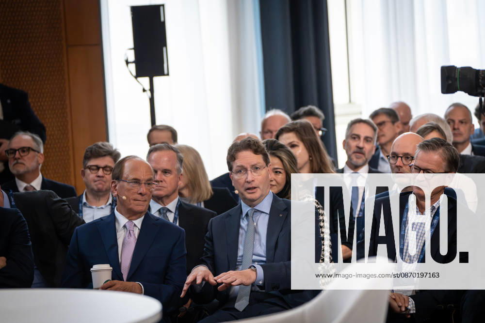 Larry Fink - Laurence Douglas Fink mit Starbucks Coffee Pappbecker in der ersten Reihe beim Berlin Global Dialog im früheren Staatsratsgebäude der DDR - rechts neben ihm sitzend Ola Källenius, CEO Mercedes-Benz Group AG;Berlin Global Dialogue 2026 BGD 2026 Motto Advancing Alliances for a New Era, Berlin Berlin Deutschland ESMT