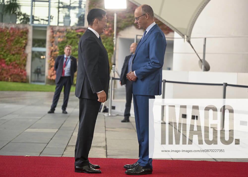 Friedrich Merz - Ukhnaagiin Khurelsukh meeting in Berlin BERLIN, GERMANY - OCTOBER 21: German Federal Chancellor Friedrich Merz welcomes Mongolian President Ukhnaagiin Khurelsukh at the entrance of the Federal Chancellery in Berlin, Germany on Wednesday, October 21, 2026. Halil Sagirkaya Anadolu Berlin Germany. Editorial use only. Please get in touch for any other usage.