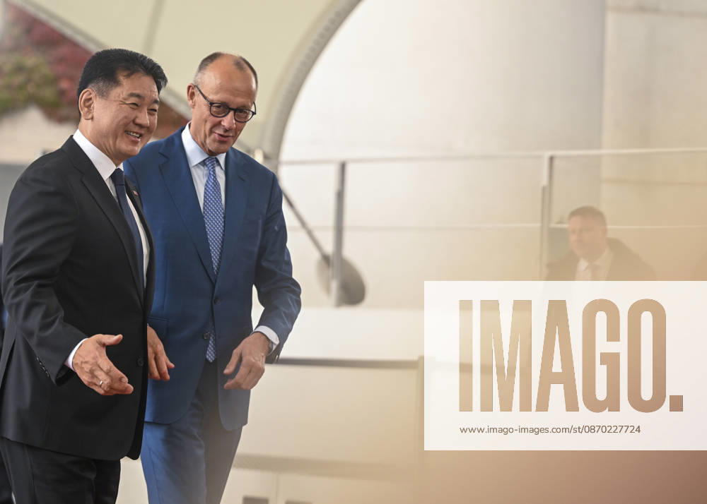 Friedrich Merz - Ukhnaagiin Khurelsukh meeting in Berlin BERLIN, GERMANY - OCTOBER 21: German Federal Chancellor Friedrich Merz welcomes Mongolian President Ukhnaagiin Khurelsukh at the entrance of the Federal Chancellery in Berlin, Germany on Wednesday, October 21, 2026. Halil Sagirkaya Anadolu Berlin Germany. Editorial use only. Please get in touch for any other usage.