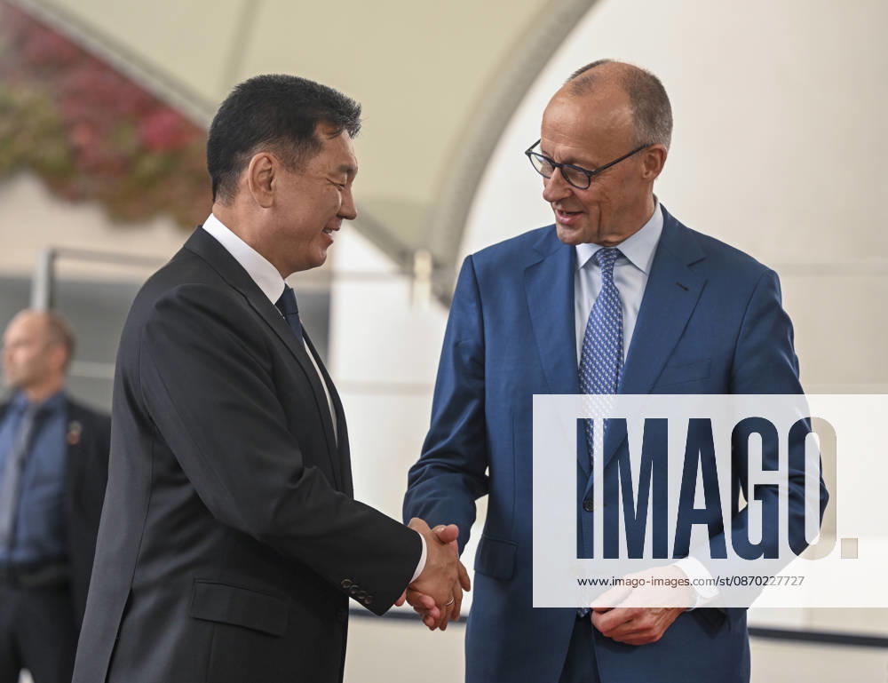 Friedrich Merz - Ukhnaagiin Khurelsukh meeting in Berlin BERLIN, GERMANY - OCTOBER 21: German Federal Chancellor Friedrich Merz welcomes Mongolian President Ukhnaagiin Khurelsukh at the entrance of the Federal Chancellery in Berlin, Germany on Wednesday, October 21, 2026. Halil Sagirkaya Anadolu Berlin Germany. Editorial use only. Please get in touch for any other usage.