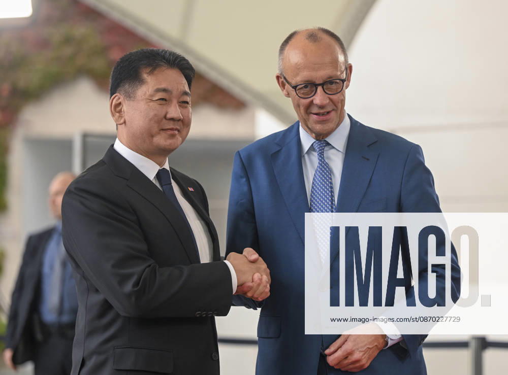 Friedrich Merz - Ukhnaagiin Khurelsukh meeting in Berlin BERLIN, GERMANY - OCTOBER 21: German Federal Chancellor Friedrich Merz welcomes Mongolian President Ukhnaagiin Khurelsukh at the entrance of the Federal Chancellery in Berlin, Germany on Wednesday, October 21, 2026. Halil Sagirkaya Anadolu Berlin Germany. Editorial use only. Please get in touch for any other usage.