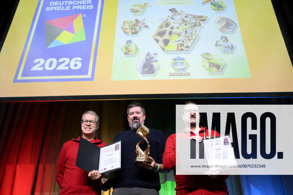 Sieger Spiel, 1.Platz Artengarten (Verlag: Feuerland, Autor: Mathias Wigge) mit dem Preis. (l-r) Christof Tisch (Verlag Feuerland, Grafikdesign), Autor Mathias Wigge, Stephan Rink (Verlag Feuerland,, Geschäftsführer). Preisverleihung Deutscher Spiele Preis, Pressekonferenz am 21.10.2026 Messe SPIEL Essen vom 22.10 - 25.10.2026 in E s s e n Deutschland. Grugahalle