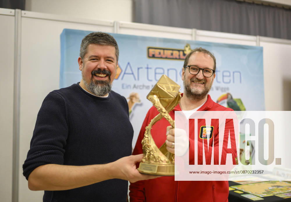 Sieger Spiel, 1.Platz Artengarten (Verlag: Feuerland, Autor: Mathias Wigge) (l-r) Autor Mathias Wigge, Stephan Rink (Verlag Feuerland,, Geschäftsführer) mit dem Preis. Deutscher Spiele Preis am 21.10.2026 Messe SPIEL Essen vom 22.10 - 25.10.2026 in E s s e n Deutschland. Grugahalle