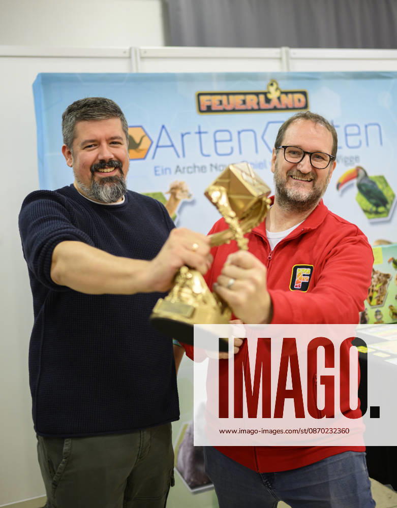 Sieger Spiel, 1.Platz Artengarten (Verlag: Feuerland, Autor: Mathias Wigge) (l-r) Autor Mathias Wigge, Stephan Rink (Verlag Feuerland,, Geschäftsführer) mit dem Preis. Deutscher Spiele Preis am 21.10.2026 Messe SPIEL Essen vom 22.10 - 25.10.2026 in E s s e n Deutschland. Grugahalle