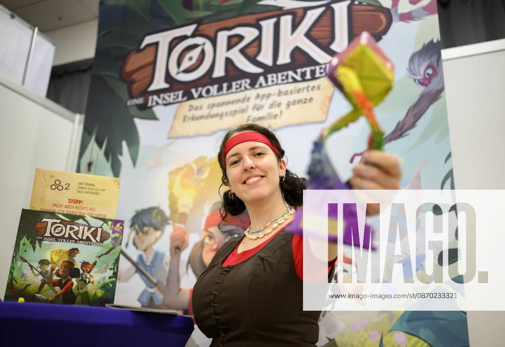 Sieger Bestes Kinderspiel Toriki: Eine Insel voller Abenteuer (Verlag: Mirakulus, Autor: Wojciech Grajkowski). Lea Taubmann vom Verlag Mirakulus zeigt den Preis, am 21.10.2026 Messe SPIEL Essen vom 22.10 - 25.10.2026 in E s s e n Deutschland. Grugahalle