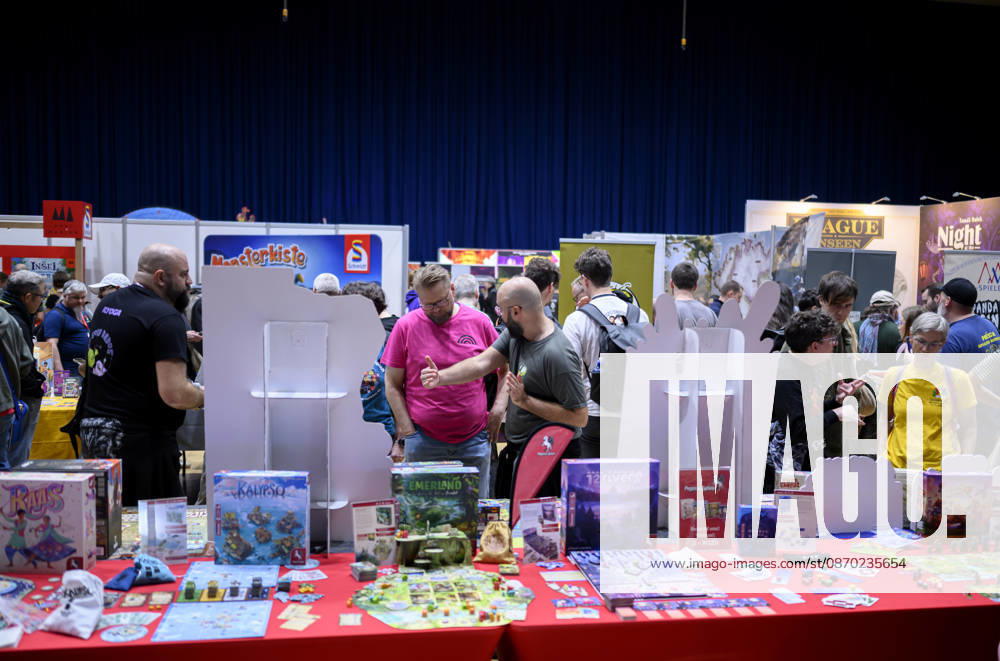 Feature, Blick in die Halle der Neuheitenschau, Besucher informieren sich, am 21.10.2026 Messe SPIEL Essen vom 22.10 - 25.10.2026 in E s s e n Deutschland. Grugahalle