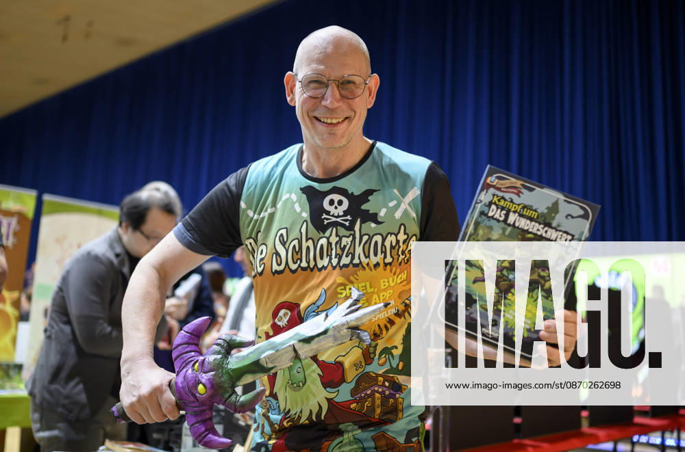 Ein Mitarbeiter präsentiert das Spiel - Kampf um das Wunderschwert - von Peasoup (Dänemark), 3-in-1 Spiel, Gamebook, Brettspiel und interaktive App in einem, Neuheitenschau, am 21.10.2026 Messe SPIEL Essen vom 22.10 - 25.10.2026 in E s s e n Deutschland. Grugahalle