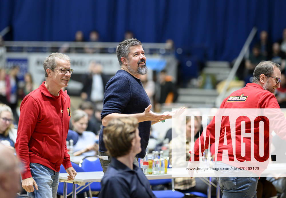 Sieger Spiel, 1.Platz Artengarten (Verlag: Feuerland, Autor: Mathias Wigge) mit dem Preis. (l-r) Christof Tisch (Verlag Feuerland, Grafikdesign), Autor Mathias Wigge, Stephan Rink (Verlag Feuerland,, Geschäftsführer) freuen sich nach der Verkündung. Preisverleihung Deutscher Spiele Preis, Pressekonferenz am 21.10.2026 Messe SPIEL Essen vom 22.10 - 25.10.2026 in E s s e n Deutschland. Grugahalle