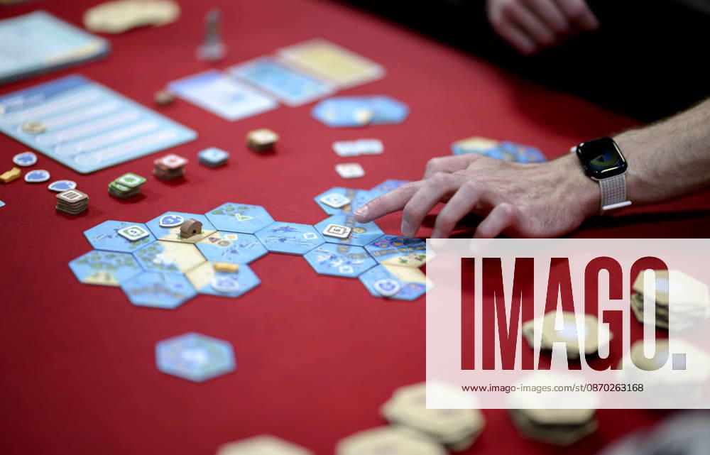 Das Spiel - Dorfromantik - Südsee - von Pegasus Spiele, die Plättchen liegen auf dem Tisch, Spielsteine, Spielmaterial, Neuheitenschau, am 21.10.2026 Messe SPIEL Essen vom 22.10 - 25.10.2026 in E s s e n Deutschland. Grugahalle