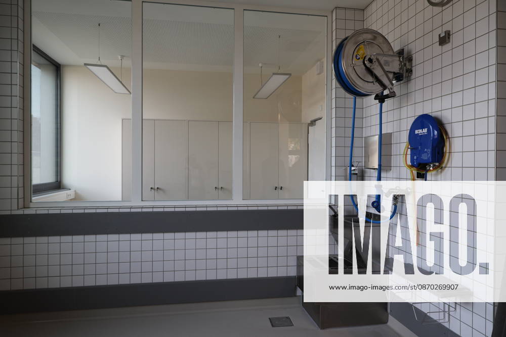 Die Niederlassung Bautzen des Staatsbetriebes Sächsisches Immobilien- und Baumanagement (SIB) hat heute den Neubau der Anstaltsküche in der Justizvollzugsanstalt Bautzen feierlich übergeben. Die bisherige Anstaltsküche war technisch veraltet und genügte nicht mehr den heutigen Anforderungen. Seit 2022 entstand ein moderner dreistöckiger Neubau mit rund 1.400 Quadratmetern Nutzfläche. Er ermöglicht optimale Arbeitsabläufe für Gefangene und Bedienstete bei der Essenszubereitung. Bautzen